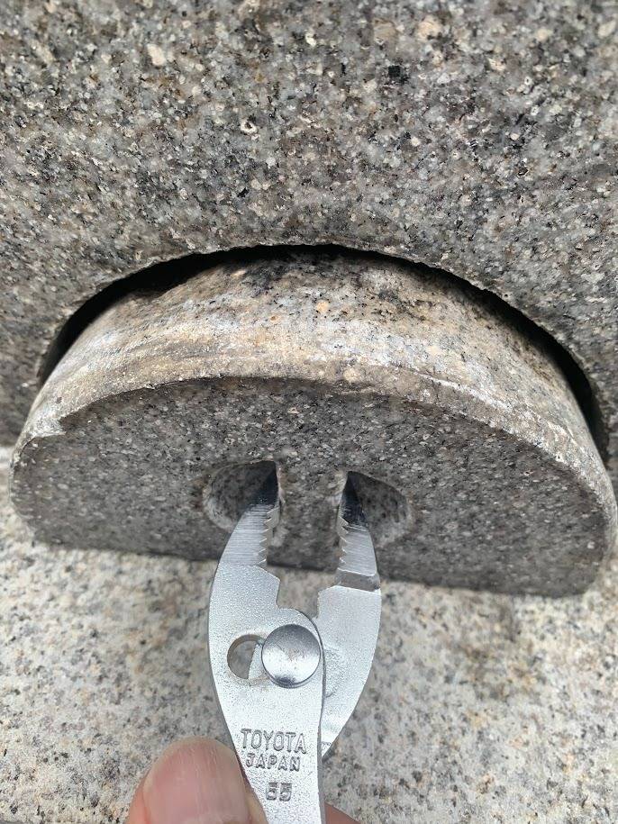 お墓の裏にあるフタが取れん 岐阜のお墓掃除屋「磨き専隊」です